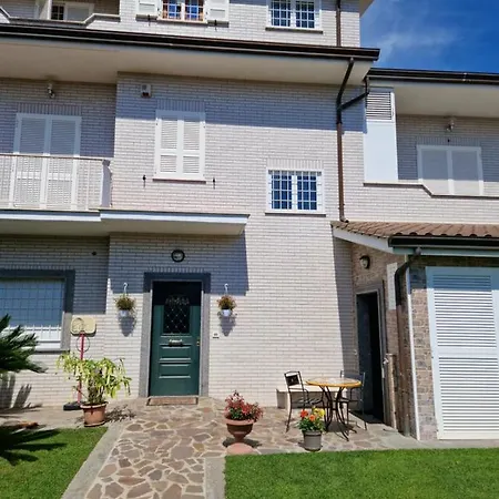 Castelbarco House A בית הארחה 4*